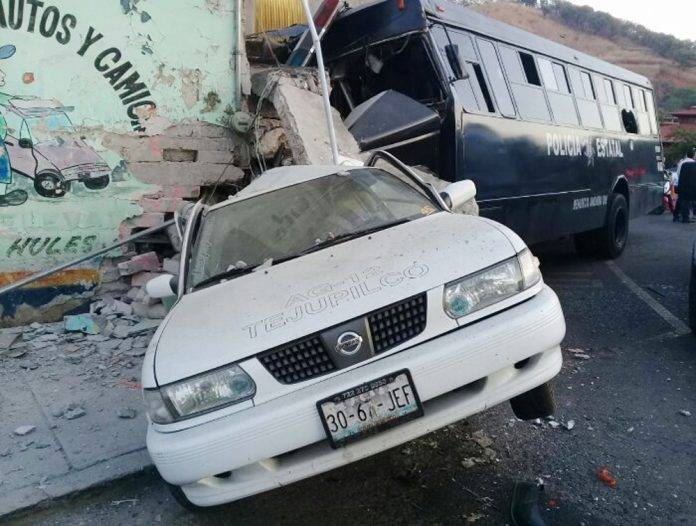 Camión de banda de guerra se queda sin frenos; al menos 2 muertos y 11 polis lesionados