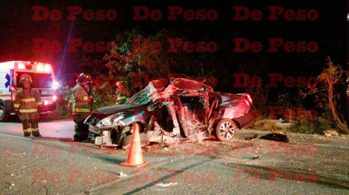 Cancún: muere prensado tras chocar contra poste y volcar con su Versa