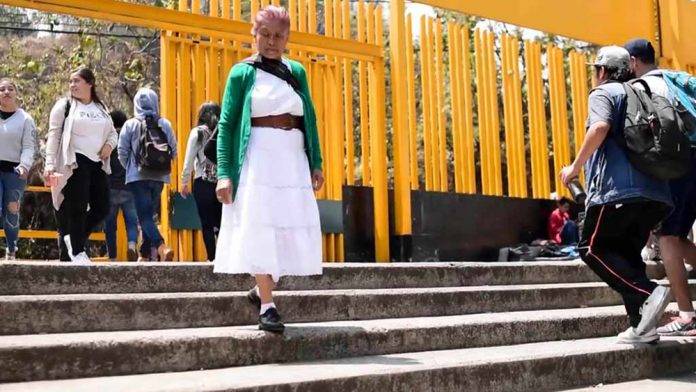 A sus 63 años termina la prepa y ahora ¡va por la carrera de medicina!