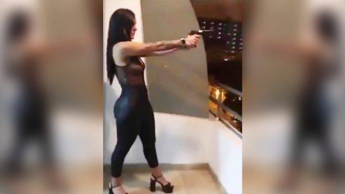 Conoce a la ardiente, fría y muy peligrosa pistolera de 19 años (videos)