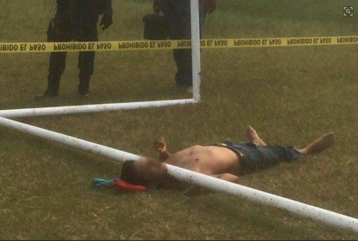 Se balancea en portería y al caerse muere aplastado por el tubo