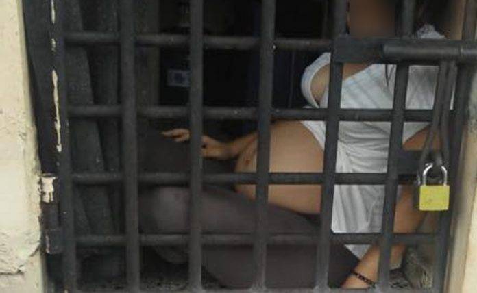 Embarazada entra a casa y se roba un televisor ¡pobre nené con papás malandros!