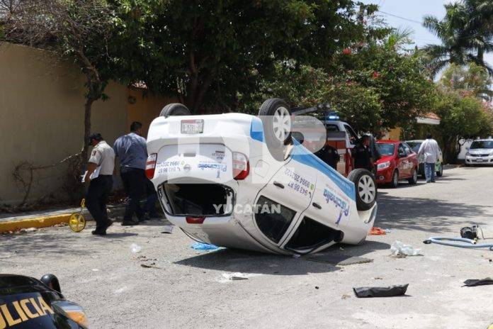 Se pasa el alto y provoca una aparatosa volcadura en San Ramón Norte