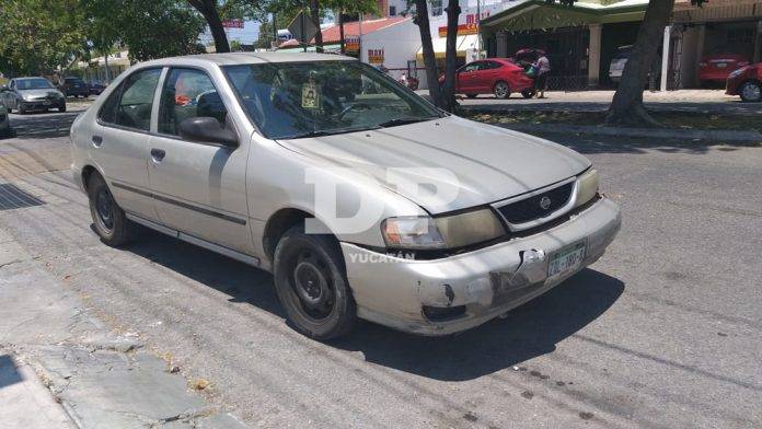 Conductor de un JAC se 'Sentra' a una nave en Brisas