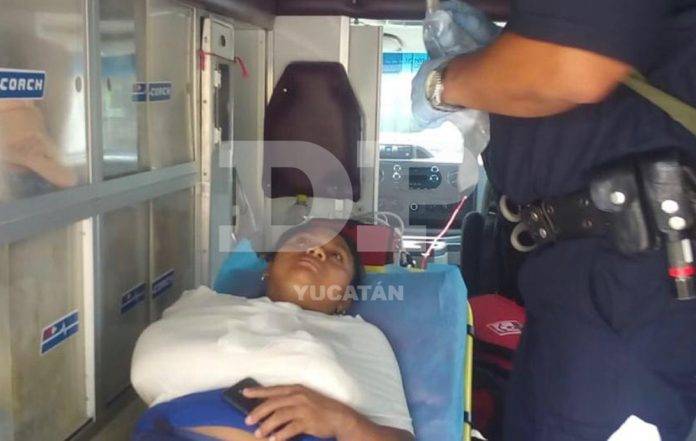 Muele su mano tras meterlo en una maquina para hacer tortillas, en Teabo