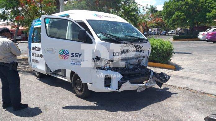 Al menos 4 lesionados deja choque entre dos camionetas en la avenida Itzaes