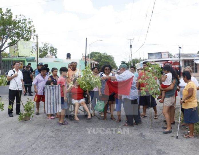 Vecinos de la colonia María Luisa cerraron un acceso principal en protesta por apagones. (José Acosta)