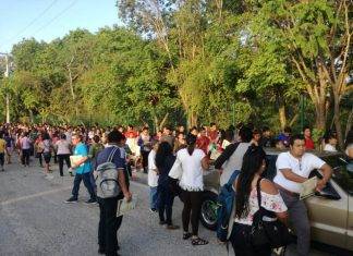Jóvenes aguantan largas filas para ingresar a los bachilleratos estatales Los jóvenes forman parte de los 23 mil 597 aspirantes que presentaron dicha evaluación