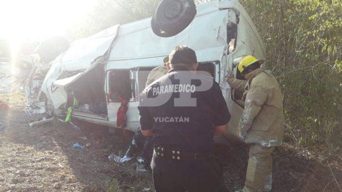 Camioneta de trabajadores vuelca en la Mérida-Cancún, un muerto