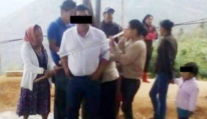 Alcalde incumple promesas de campaña y lo amarran a un poste