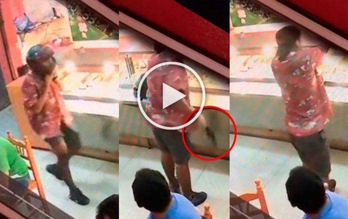 Video del momento en que 'cliente' le dispara al dueño de un restaurante chino
