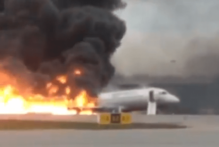 Avión aterriza envuelto en llamas en Rusia. Hay 41 muertos (video)