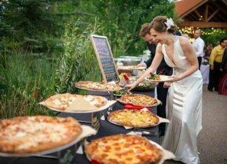 Invitada a boda se lleva comida en 10 tuppers y deja de regalo una mie…