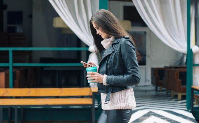 Proponen multas a quienes crucen la calle mirando el celular