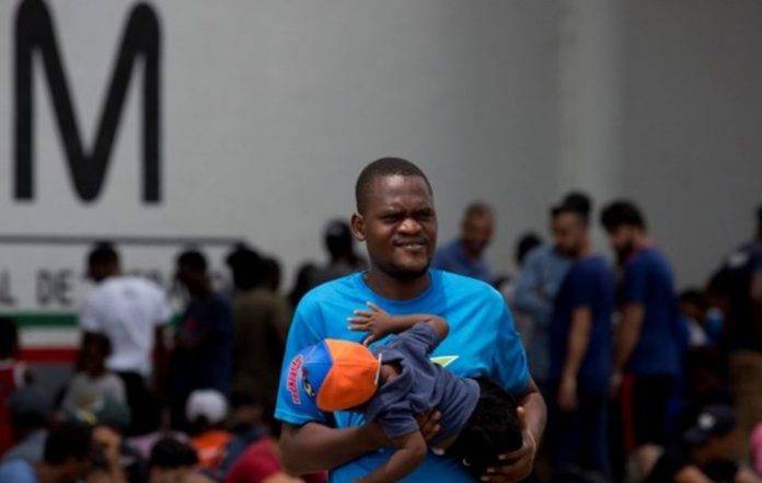 Cubanos escapan de estación migratoria y agreden a federales