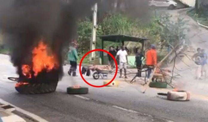 Manifestantes bloquean carretera con un cadáver en Brasil
