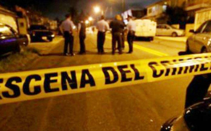 Rocía gasolina a su esposa y la quema viva
