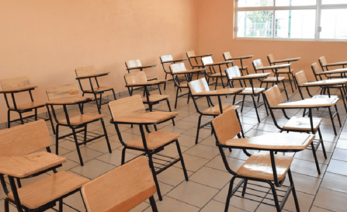 Arrestan a profesor que abusó de dos hermanos en una escuela