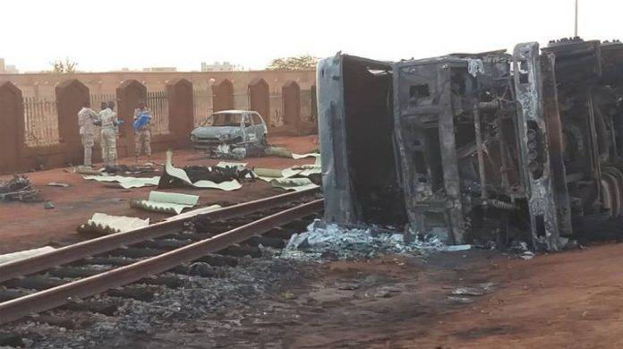 Intentan robar gasolina tras volcar camión cisterna y explota; hay 58 muertos