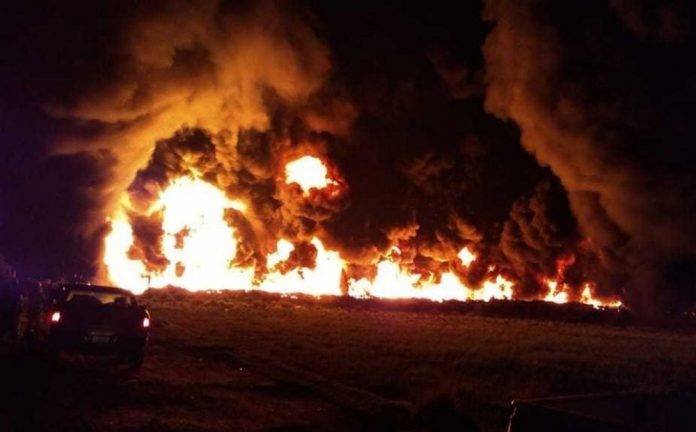 Arde en llamas toma clandestina en ducto de Pemex
