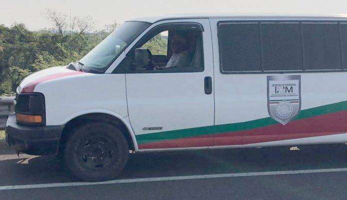 Rescatan a inmigrantes que iban en camioneta ‘clonada’ del INM