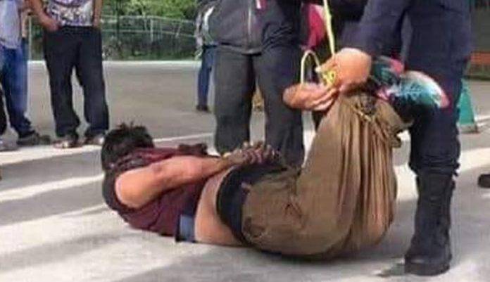 Vecinos amarran a un ladrón y lo cuelgan de cabeza