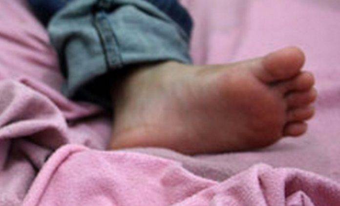 Detienen a mamá por jalonear y golpear a su bebé en la vía pública