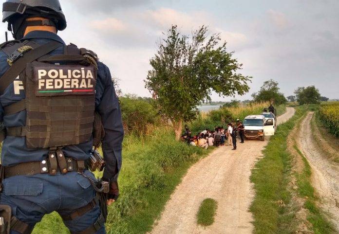 Federales rescatan a más de 100 migrantes