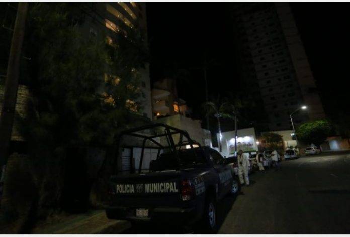 Turista 'azota' la res, luego de caer de un piso 17