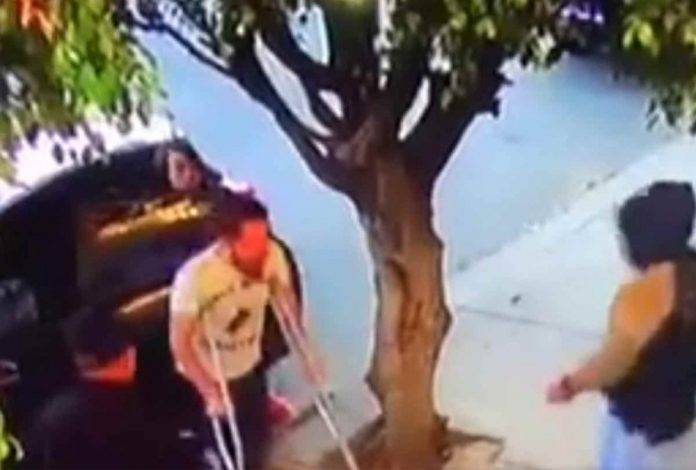 Roban auto y bolso a mujer y a hombre en muletas (video)