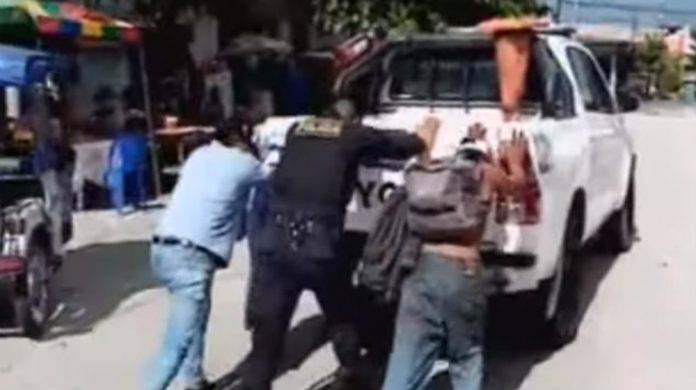 ¡Aunque ud. no lo crea! Víctima y ladrón ayudan a policía a empujar su patrulla (Video)