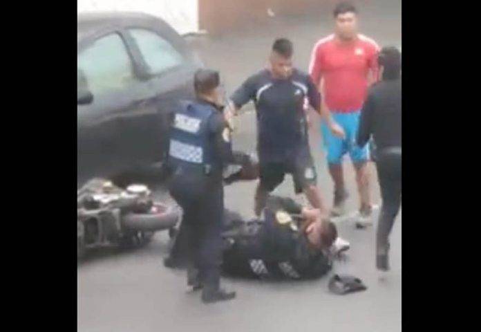 Policías agredidos por motociclistas infractores (video)