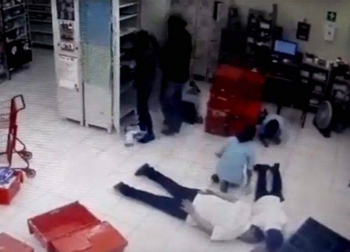 En segundos, sujetos armados roban en farmacia (video)