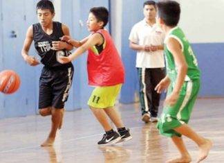 Juega descalzo y sueña con llegar a la NBA: niño triqui, ejemplo para la juventud Desde hace tres años, Gabriel (de negro) forma parte de la Academia de Basquetbol Niños Triquis de Oaxaca