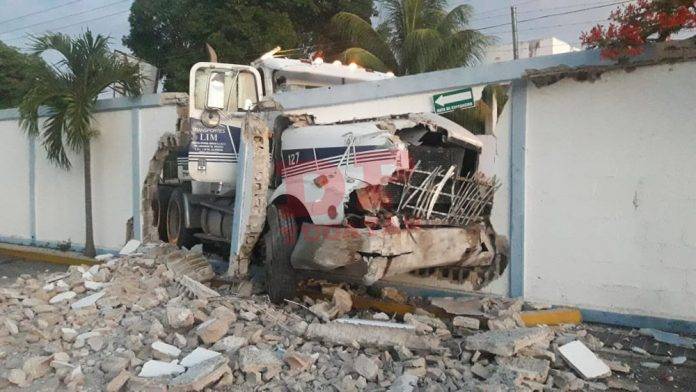 Conductor de un tractocamión ni pidió permiso y ¡adentro!