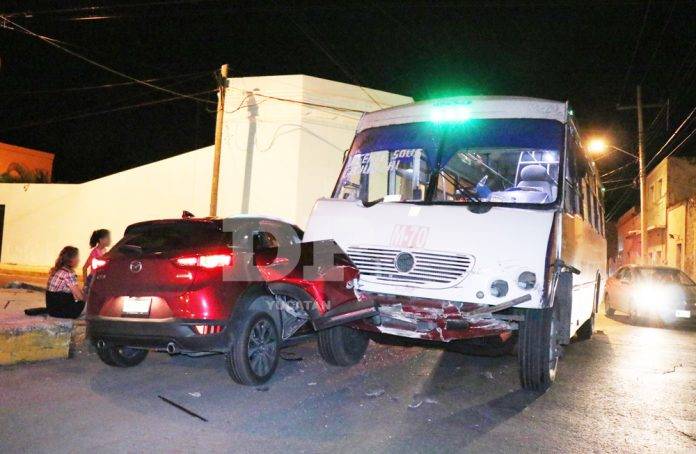 Conductor de camioneta de lujo se pasa el alto y se estrella contra camión de pasaje