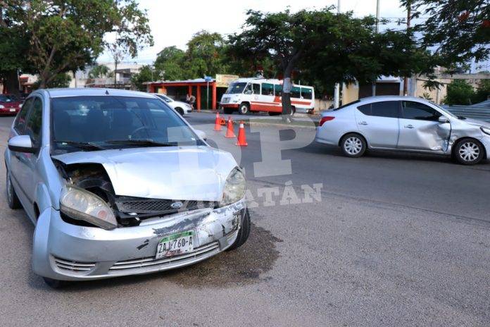 Choque provoca 'Fiesta' de destrozos en Circuito colonias sur