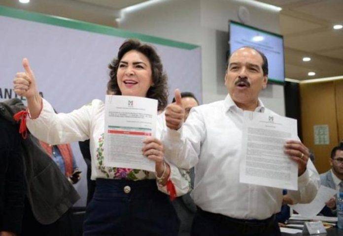 Ivonne Ortega Pachecho y José Encarnación Alfaro Cázares, tras el registro de su candidatura para la dirigencia nacional del PRI. (facebook.com/IvonneOrtegaP)