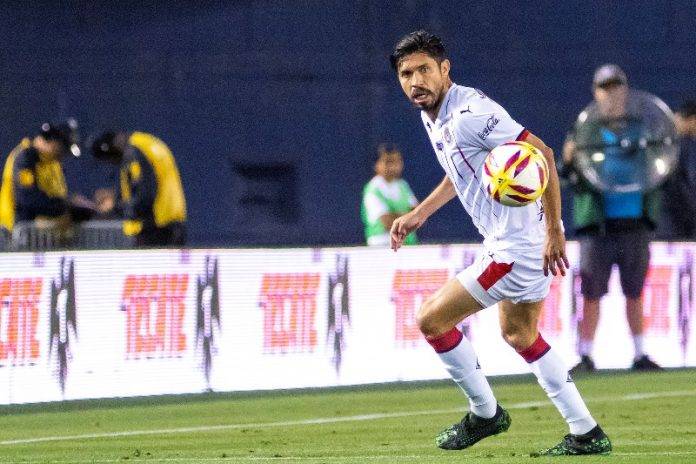 El estreno de Peralta con Chivas se vio opacado por una derrota de escándalo