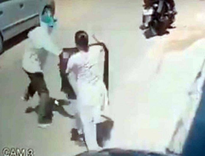 Doñita corretea a manotazos a asaltante armado con pistola (Video )