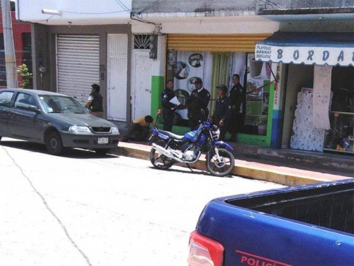 Chava sale a comprar su licuado nutricional y la ejecutan