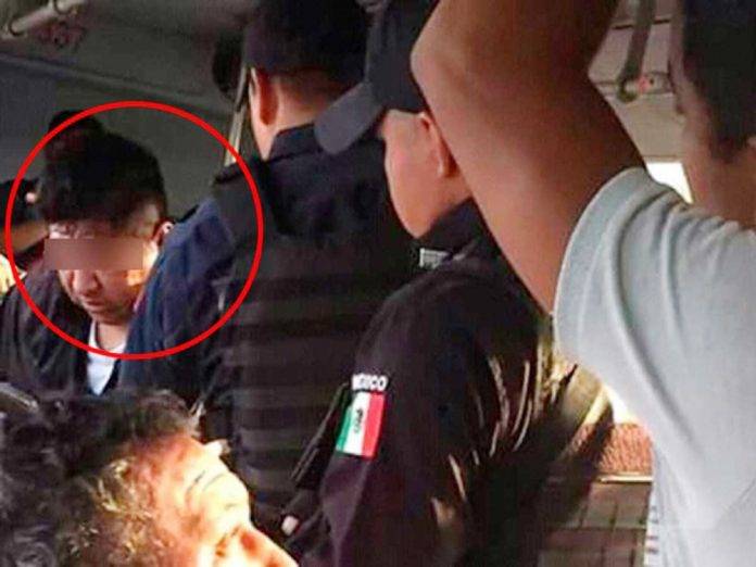 Se echa una 'chaqueta' en el camión de pasaje y 'termina' sobre una joven