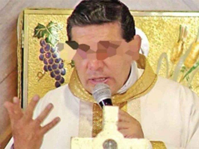 Parejas masculinas hunden a sacerdote; habría asfixiado a Leo en un 'juego'