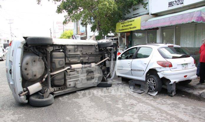 Queda ‘de cachete’ sobre el pavimento un Chevy