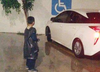 Edgar tiene 9 años y trabaja de ‘viene viene’ para comprar su disfraz de fin de curso