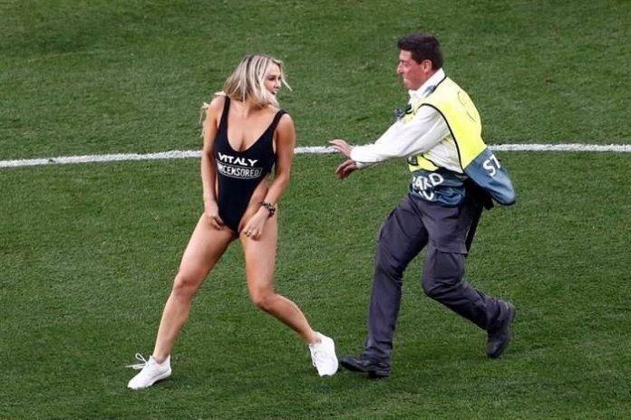 Mujer se mete al campo en plena final
