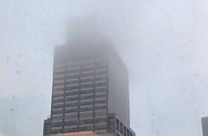 Se estrella helicóptero en un rascacielos de Nueva York