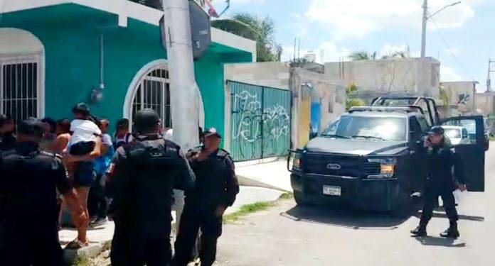 Patrulla manda a 'volar' a motociclista y a niño de 4 años