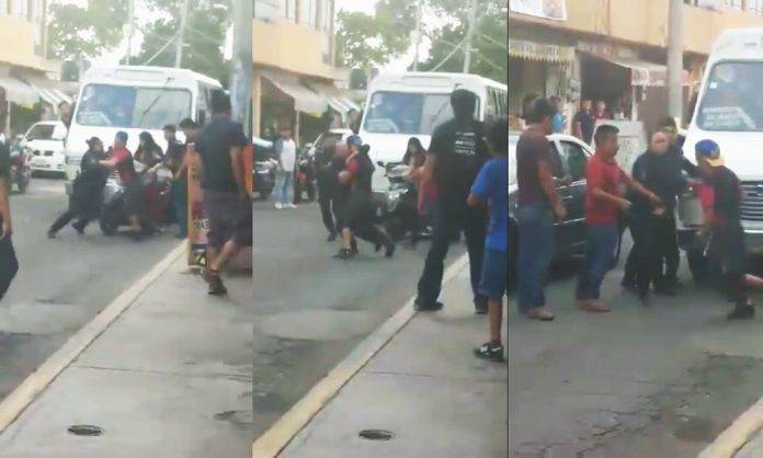 Jóvenes agreden a mujer policía para evitar el arresto de su cuate (Video)