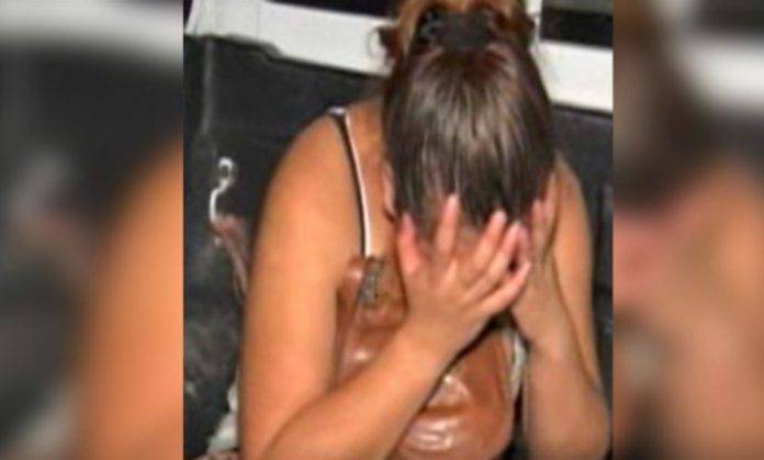 Mujer golpea brutalmente a su sobrino de 6 meses, por pleito con su hermano